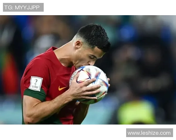 足球巨星亲吻奖杯瞬间 定格荣耀与梦想的完美交汇