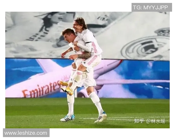 足球球星间激情一吻引发全球热议成社交媒体新焦点